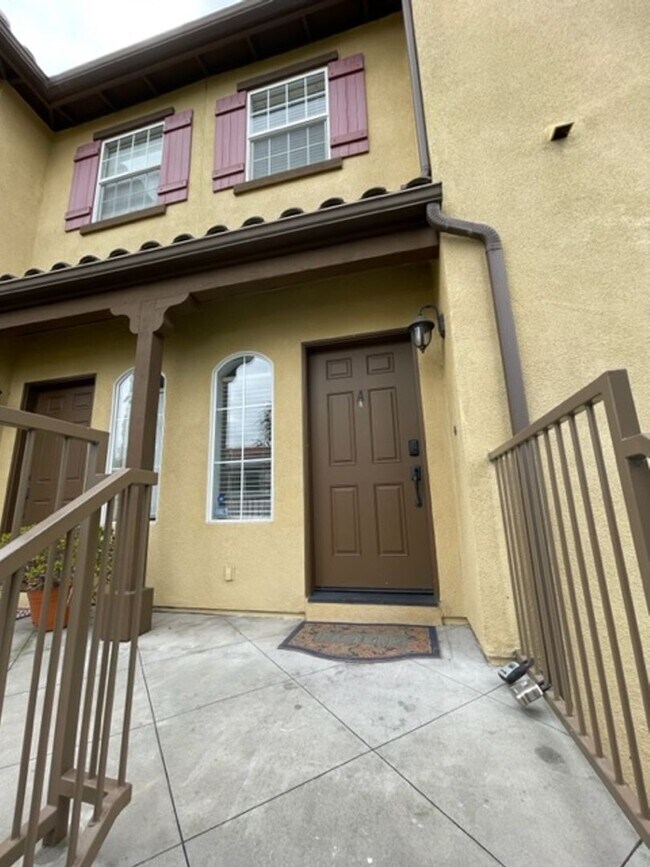 Building Photo - Rent Special - 2 weeks free rent!! 3 bedro...