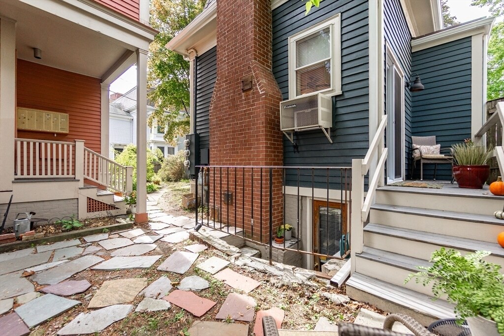 Building Photo - 69 Walker St