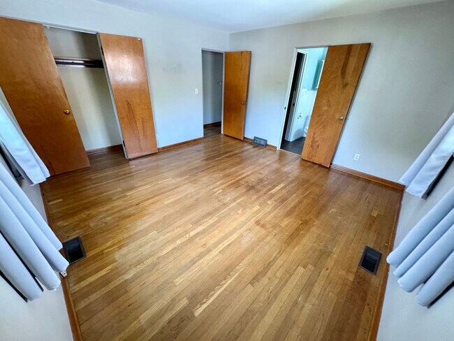 Building Photo - 3 Bedroom - Upper Arlington