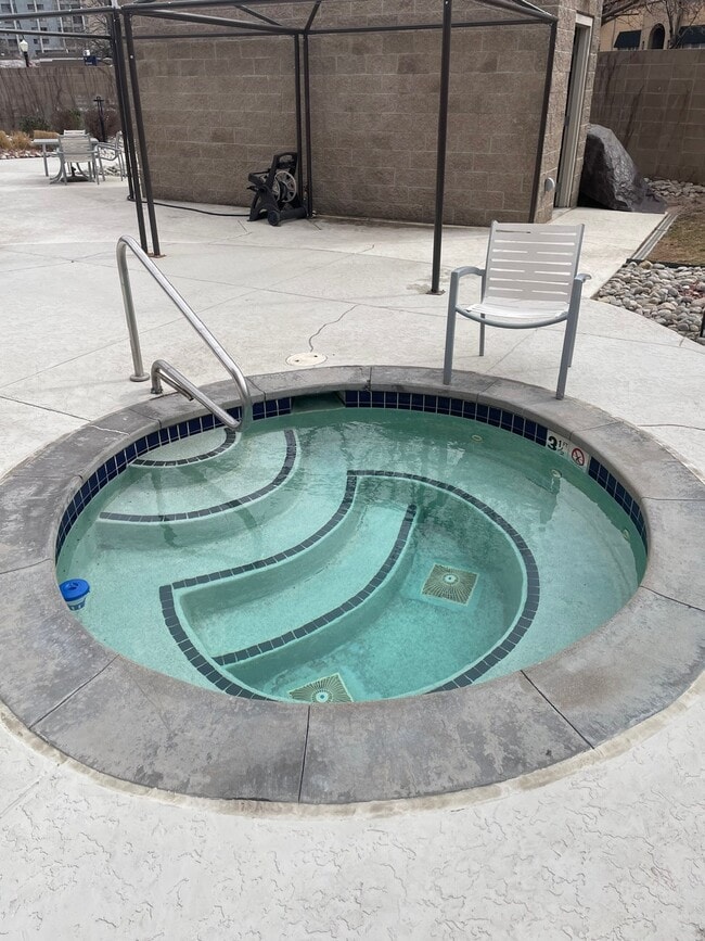 Building Photo - 100 Park Ave W