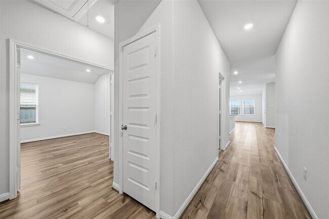 Building Photo - 7035 Toluca Dr