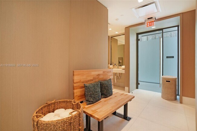 Building Photo - 700 NE 26th Terrace