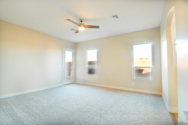 Building Photo - 14839 E 46th Dr