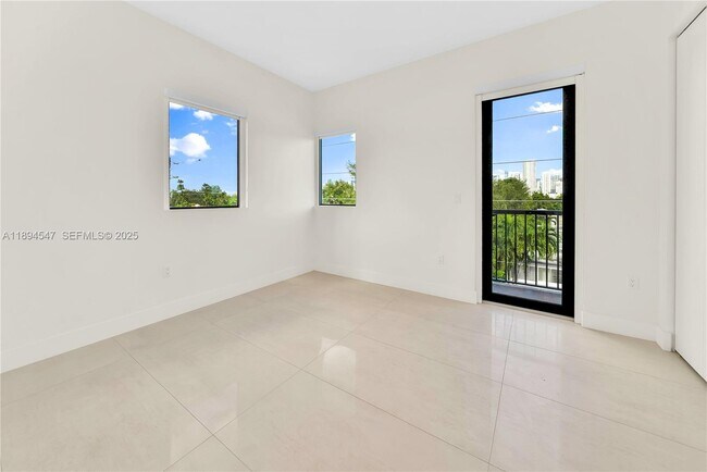 Building Photo - 530 SW 11th Ave