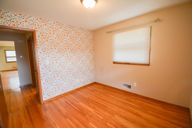 Building Photo - 3 Bed 1.5 Bath Home near Valleyhigh Dr For...