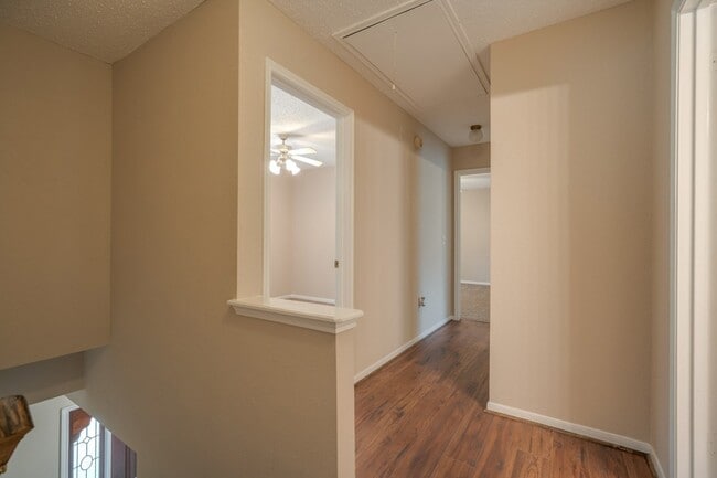 Building Photo - 11 Robin Run Dr