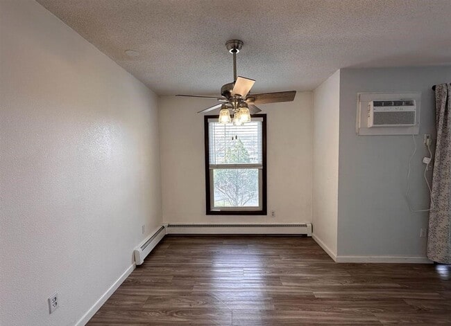 Building Photo - 2 Bedroom 1 Bathroom Condo Heat/Water Paid!