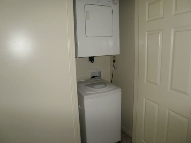 Building Photo - Kenwood Pointe Apartments: Washer and Drye...