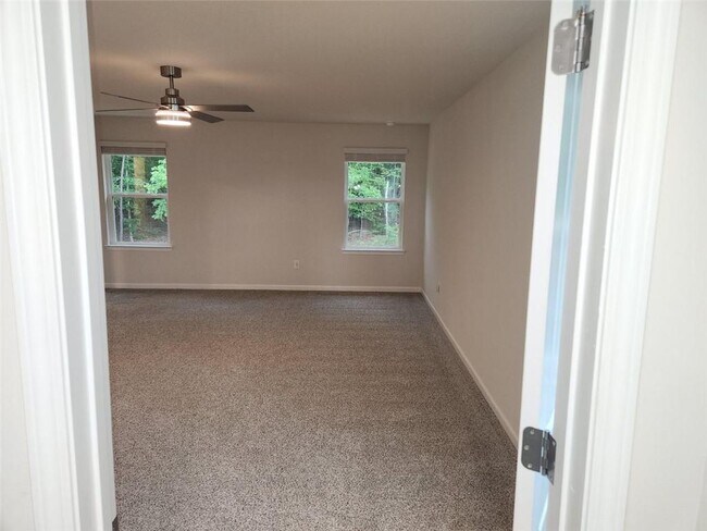 Building Photo - 235 Vly Oak Dr