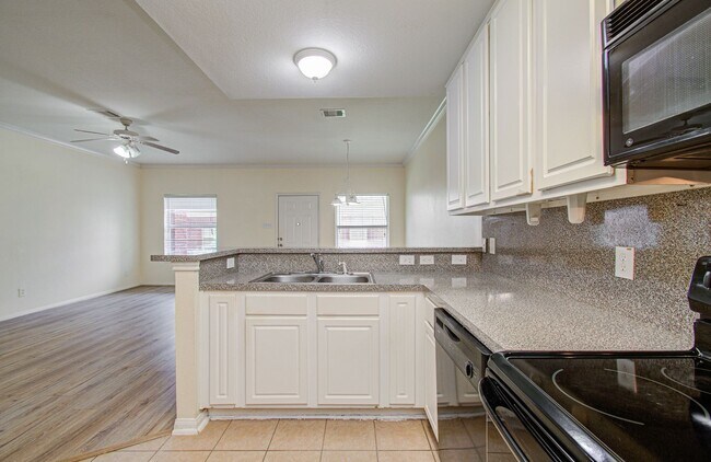 Building Photo - Affordable 3-Bedroom Townhome in Prime Missouri City Location