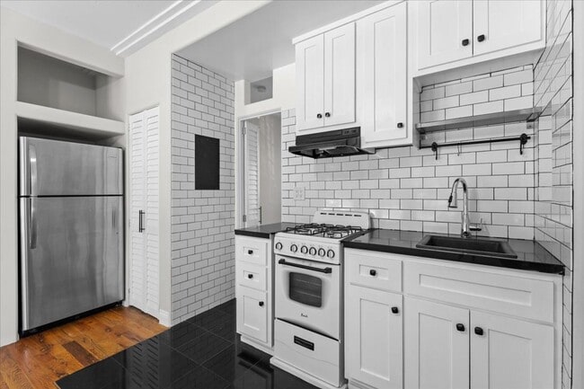 Building Photo - Stylish One Bedroom Unit With Spare Room