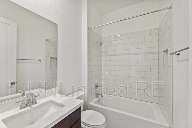 Building Photo - 2741 S Vega St