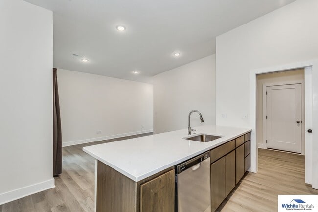 Building Photo - Brand new 3 bed, 2 bath duplex