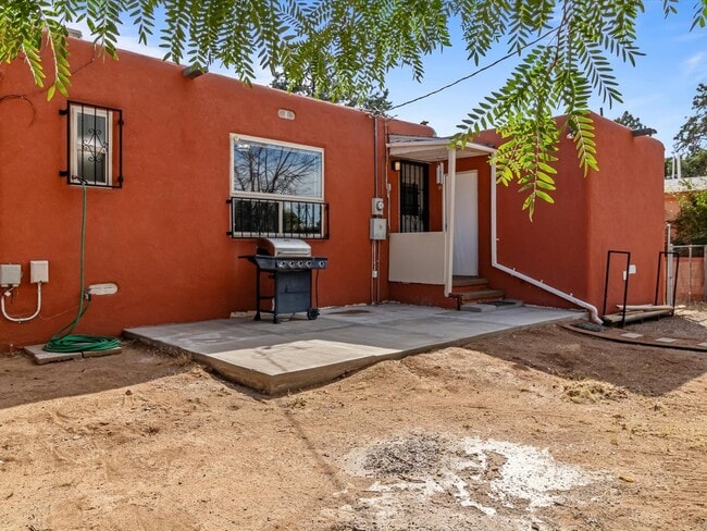 Building Photo - Unfurnished | 2 Bed / 1 Bath | NE Albuquer...