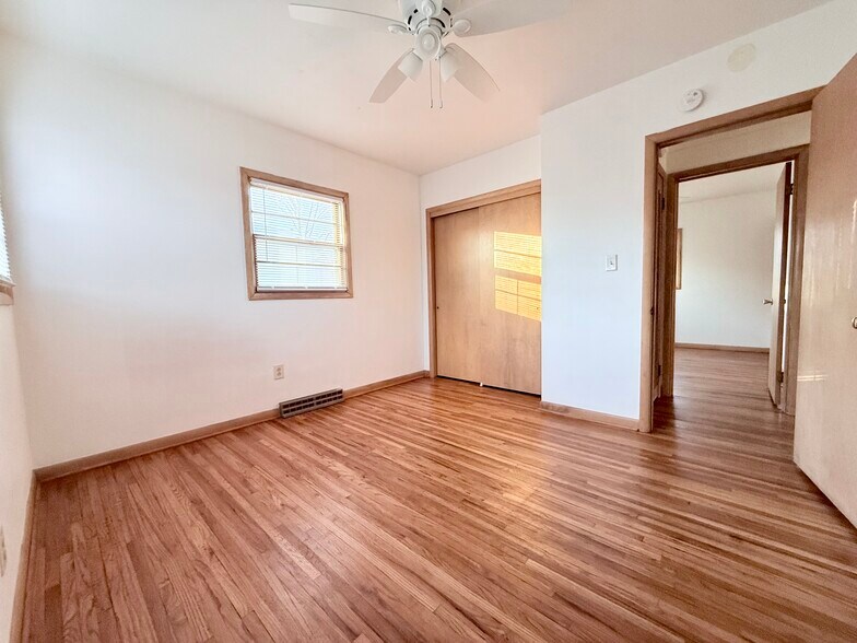 Bed #2 - 402 Beverly Hills St