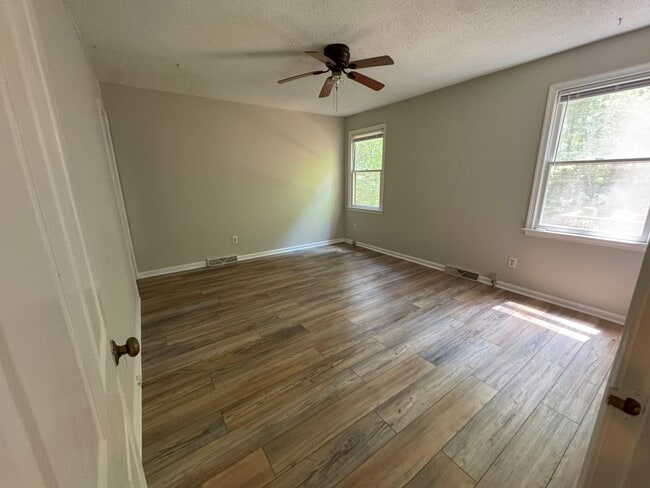 Building Photo - 285 High Meadow Dr