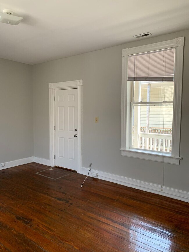 Building Photo - 2210 Parkwood Ave