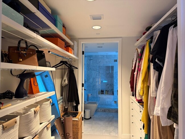 Building Photo - 9821 E Bay Harbor Dr