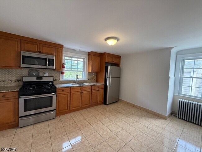 Building Photo - 629 3rd St