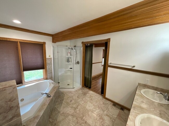 Building Photo - Spacious Single Level Ranch Style 4 Bed 2 ...