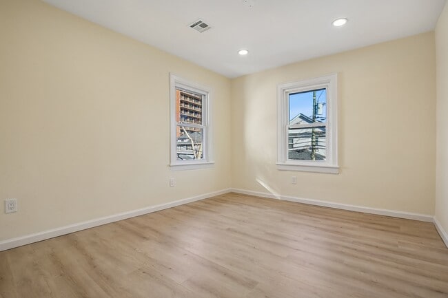 Building Photo - 4 Lincoln Pl