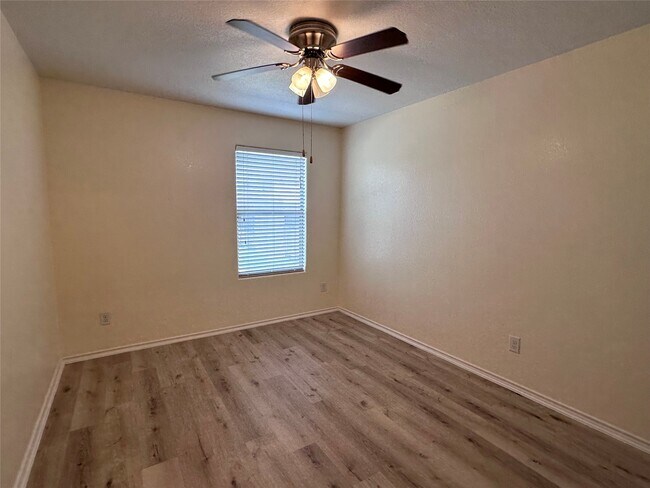 Building Photo - 5807 Camelia Evergreen Ln
