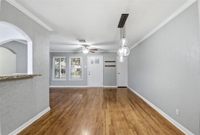 Building Photo - 1814 Chantilly Ln