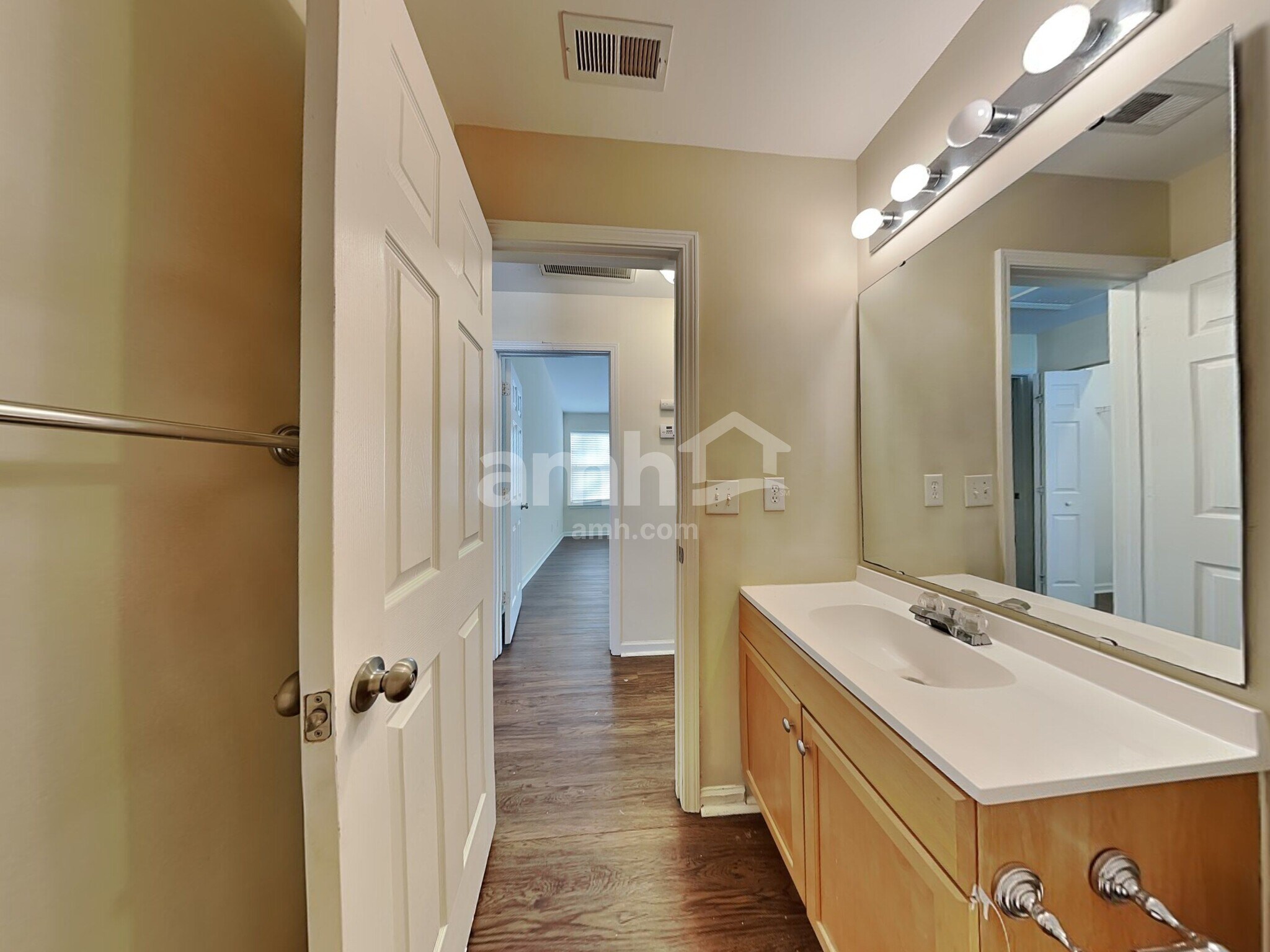 Building Photo - 204 Cloverdale Dr