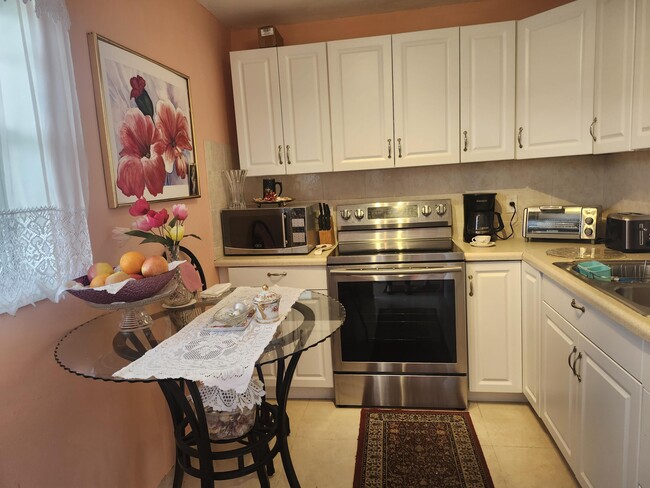 Building Photo - 2400 NE 1st Ln