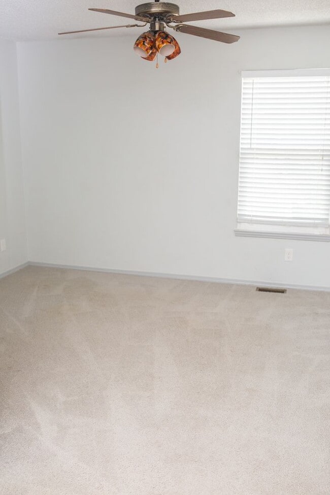 Building Photo - Nice 2 Bedroom Townhome in Lakewood