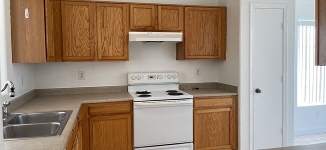 Building Photo - Beautiful 3 bed, 2 bath home in convenient El Mirage neighborhood!