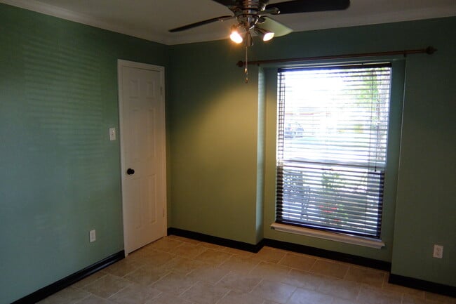 Building Photo - 10526 Sundown Dr