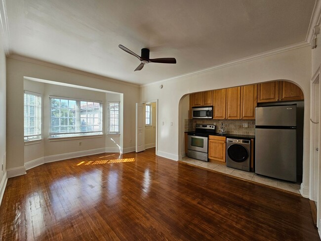 Building Photo - Beautiful Studio! Perfect Location!