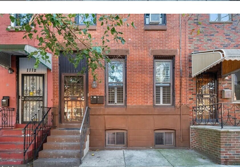Apartment front entrance - 1114 Snyder Ave