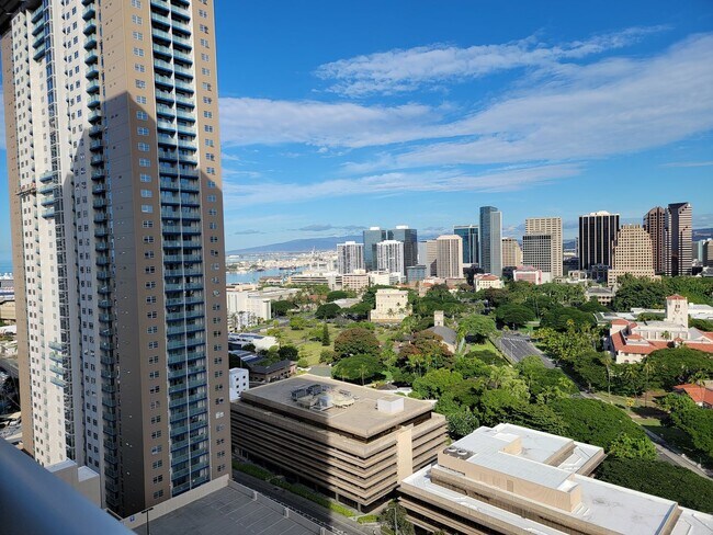 Building Photo - Split AC. Two Parking. Kakaako. (RRLLC)