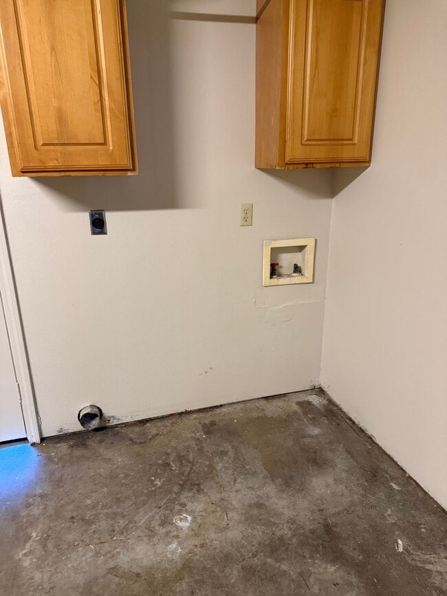 Building Photo - 3 Bed 2 Bath House With 2 Car Garage.