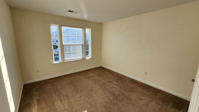 Building Photo - Spacious, Large, Luxury 3 Bedroom Townhous...