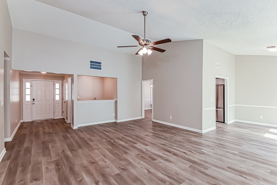 Building Photo - 2437 Country Lake Ln