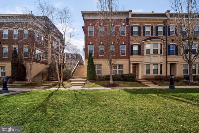 Building Photo - 712 Sentry Square
