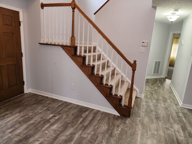 Building Photo - Spacious 3 Bedroom 2.5 Bath Home with Fenced Rear Yard!