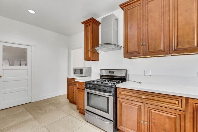 Building Photo - 1492 W 28th St