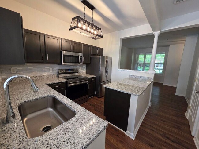 Building Photo - 2 Bedroom/2.5 Bathroom Townhome in First W...