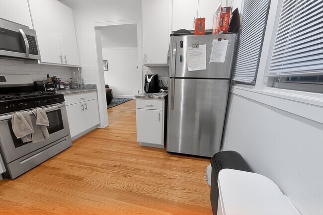 Building Photo - Bright and Sunny Updated 3-bed/1-bath near Loyola