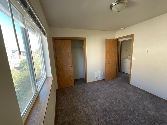 Building Photo - 3 Bed, 2 Bath close to Downtown Ferndale