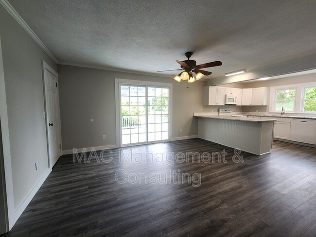 Building Photo - 1067 Crescent Dr