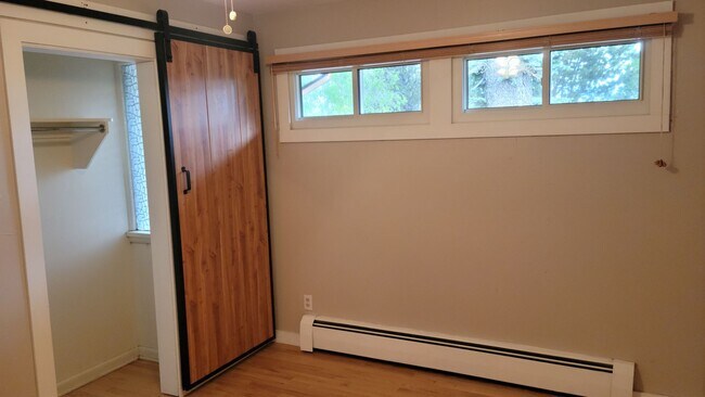 Building Photo - 3 Bed, 3 Bath with Downstairs Kitchenette ...