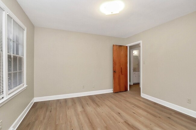 Building Photo - Beautifully Updated Two Bedroom Duplex