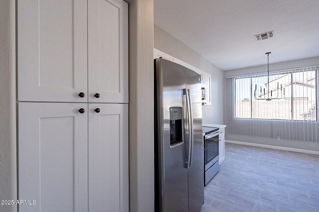 Building Photo - 12614 W Earll Dr