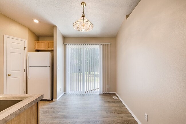 Building Photo - Close to Lake Lowell!