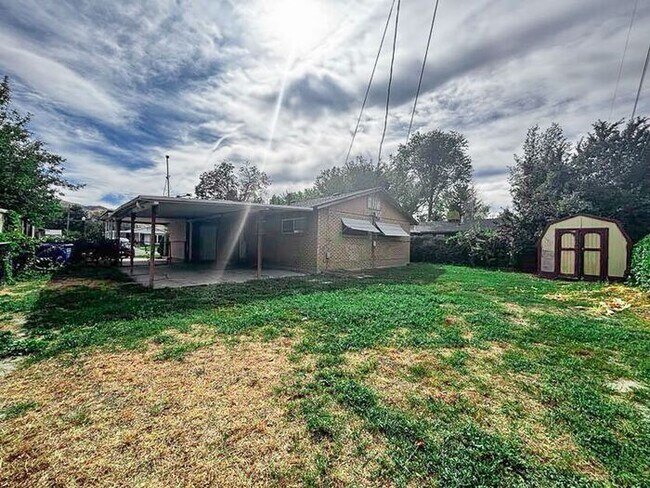 Building Photo - Perfect Location - Private Backyard - 3 bed 1 bath Home!